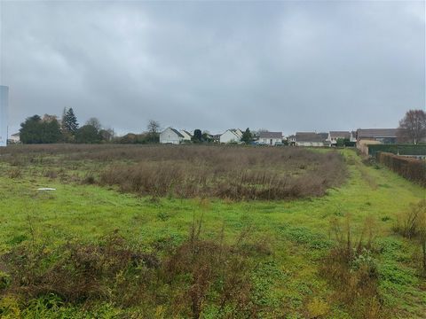 Very beautiful flat and serviced building plot with mains drainage of 370 m2 close to all amenities in the town of Goincourt, between the inter market and the town center, at the gates of Beauvais with bus service at one euro per day for get to the c...