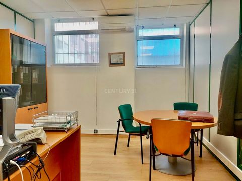 Close to Lisbon, you will find this spacious office. With loads of natural light. 7 spacious Rooms (possible to have more rooms). With air conditioning in all rooms, fire detection system, security system, 3 bathrooms, shower, heating water electrica...