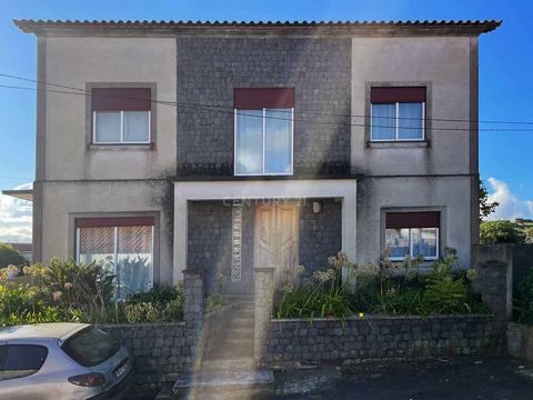 Excellent 4 bedroom villa with garage very well located with easy access to the services of Vila de S.Sebastião Comprising 2 floors and use of an attic. Floor 0 is distributed by the entrance hall that gives access to the open space living room with ...