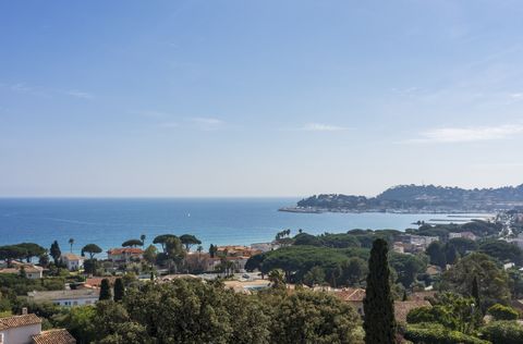 An exceptional and unique sea view over the bay of Cavalaire. Ideally located 350 meters from the beach and close to the city center in a very sought-after subdivision of Cavalaire, this villa is approximately 200 m2 nestled upon a landscaped and enc...