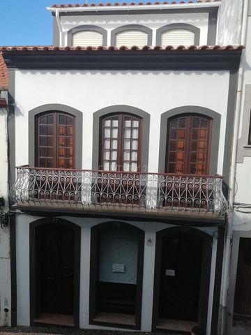 Excellent 4 bedroom villa on Rua de Santo Espírito in Angra do Heroísmo. Location: Located in the heart of the World Heritage City of Angra do Heroísmo, within walking distance of the Prainha bathing area, the Old Square, the Town Hall and easy acces...