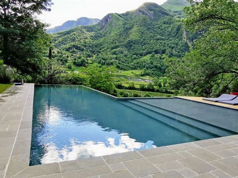 Nestled in a green setting in an authentic and popular mountain d'Ossau valley in the Pyrenees, at the start of the most beautiful hiking sites and 15 minutes from the ski slopes, this property is an extremely rare property in the area.. Set in a woo...