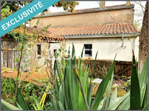 A 5 minutes de Bournezeau et de l'autoroute A83, sur la commune des PINEAUX En exclusivité, je vous invite à venir découvrir cette maison des années 60/70 dans un village en campagne. Cette maison à rénover entièrement, vous offre une surface habitab...