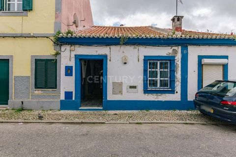 Store with approved project for 2-storey detached house in Barreiro Velho. Barreiro Velho is a historic area located in the city of Barreiro, in Portugal. This area is known for its rich industrial history and urban charm. The project is part of an u...