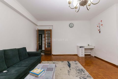 Appartement situé dans l'un des quartiers les plus recherchés d'Odivelas. Cette propriété est une excellente opportunité pour ceux qui recherchent une maison dans un endroit privilégié Situé au 5ème étage d'un immeuble de 6 étages, bien entretenu ave...