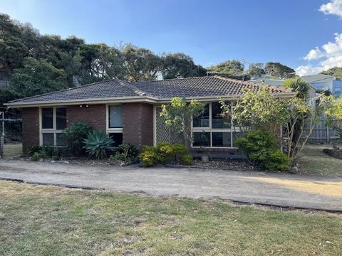 Embrace coastal living with 76 Wondaree St, a charming residence nestled in the coastal town of Rye, celebrated for its stunning beaches .This delightful home situated on 742m² offers 3 bedrooms and 1 bathroom, providing a comfortable haven for you a...