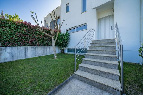 This pleasant townhouse has a series of qualities that make it an excellent option for those looking for comfort and practicality. With two bedrooms, with built-in wardrobes and balcony, and a suite with closet and balcony and generous spaces. This h...