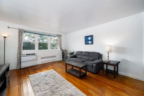 Welcome to your new home in the heart of Jersey City Heights! Bright and airy 2 bedroom/1 bath condo. This charming corner condo offers a great layout with tons of natural light. Efficiently designed kitchen has wooden cabinetry, granite countertops ...