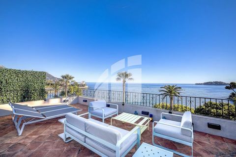 Beaulieu-sur-Mer: Exceptional location - steps away from the port and beaches, and less than 10 minutes from Monaco. Within a small residence without an elevator and facing the Plage des Fourmis, discover this exceptional duplex apartment comprising ...