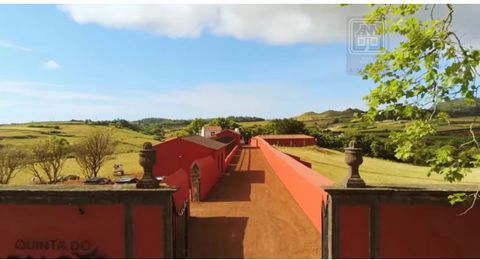 Casa Senhorial rural, de estilo rústico, datada do Séc. XVIII, que faz parte do conjunto edificado denominado Quinta do Falcão, que se encontra identificado no Inventário do Património dos Açores da Ilha de Santa Maria. O solar está inserido num ampl...