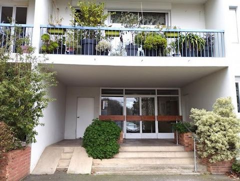 Exclusif, 22000 Saint-Brieuc, Laure MEYNARD vous présente cet appartement vue sur la Vallée et la Villa Rohannec'h. En RDC sur-élévé dans une petite copropriété, cet appartement de 92 m2 est composé d'une entrée avec placards, d'un cellier, d'une cui...