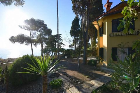 Sanremo Ovest ligger i en magnifik villa från början av 1900-talet som kallas Villa la Riserva, som vetter mot havet. Denna speciella hörnlägenhet, fördelad på tre nivåer och med direkt utsikt över Medelhavet, erbjuder en lugn och naturfylld upplevel...