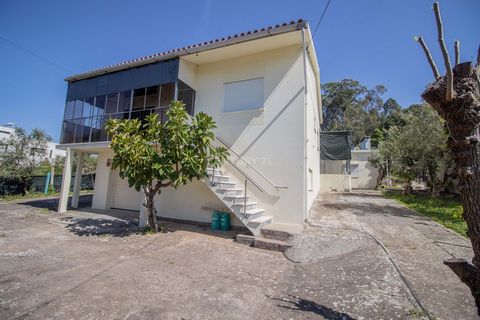 Detached house on the ground floor and 1st floor, on a plot of land with about 178 m2 of building implantation, in the 1st alley of Rua da Balastreira nº 14, in Relvinhas, parish of Vila Verde, municipality of Figueira da Foz. The villa has 2 floors:...