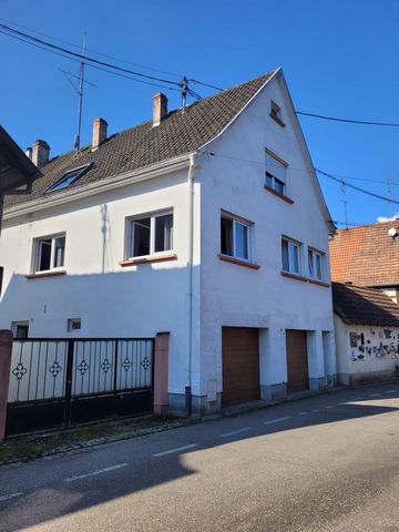 House of 4 apartments ideally located in the center of the city of Wissembourg, very quiet, along the historic ramparts: Ground floor apartment: 3 rooms/bathroom/WC, 64.52 m2 of living space, rental income: € 6.240,00 p.a. (€ 520.00 per month) Apartm...