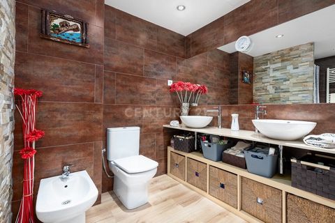 A beautiful apartment is for sale in Parets, characterized by its brightness and luxury finishes. This apartment has 3 well-lit rooms, ideal for creating cozy and functional spaces. In addition, it has a designer bathroom that adds a touch of eleganc...
