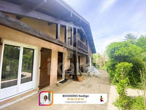 Charming family house of 137 m2 on a plot of 2376 m2 with trees and fences, with an above-ground swimming pool accompanied by two terraces, a garage and a garden shed. Located in the town of St-Perdon, close to all amenities, in a quiet and pleasant ...