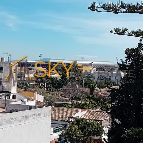 Investment Opportunity detached villa for sale in Costa de Saragossa on Sky Real Estate We present you a unique investment opportunity in Son Serra-La Vileta, Mallorca, with Sky Real Estate! This 2,512 m2 plot, with a ground floor and first floor apa...