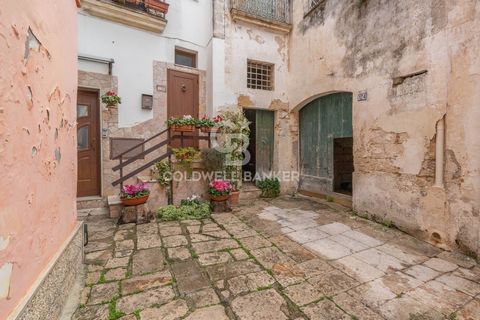 LEVERANO - SALENTO Leverano, in the heart of the historic center of the town, Coldwell Banker Gruppo Bodini offers the sale of a characteristic courtyard property consisting of 15 rooms with double entrances, one from Via Lunga and the other from Via...
