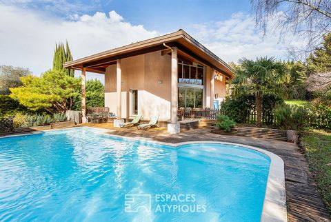 Built in a quiet lane in the commune of Lévignac, this warm family home offers 175m2 in the heart of a green garden. Past the door, a spacious entrance hall leads to the various spaces. On the living space side, a room of more than 50m2 with a sublim...