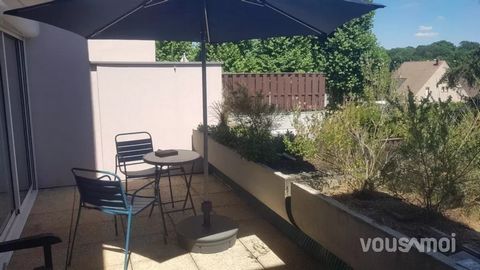 VOUSAMOI offers you: In Taverny in the popular residence of Les Terrasses, come and discover this delightful 3-room duplex offering you on the 2nd and last floor a pleasant and bright living space. Apartment composed of an entrance with cupboard, toi...
