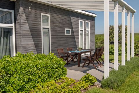 Pure comfort! This is what you can expect from the wonderful accommodation at Oosterschelde Water Resort. The holiday house is equipped with all modern day conveniences in a modern style. The light interior is interspersed with warm colours. Both lit...