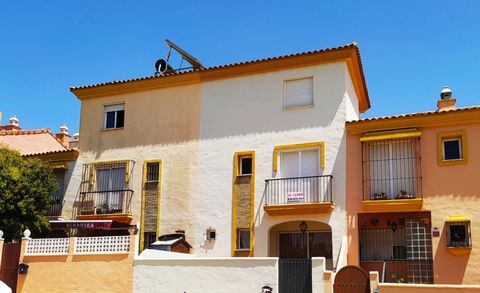Large 4 x bedroom townhouse for sale in Tarifa with central location and just a short walk to the Old Town. The house is accessed by a small patio at front of house of roughly 25m2 with a small porch and entrance to interior at top of some steps. The...