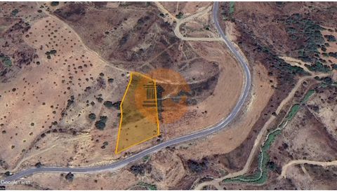 Rustic land measuring 6840m2 in Sobreiros, parish of Azinhal, municipality of Castro Marim. Arable culture with 5 olive trees and 14 almond trees. Sobreiros is a peaceful rural area close to the picturesque village of Azinhal, known for its cork oaks...