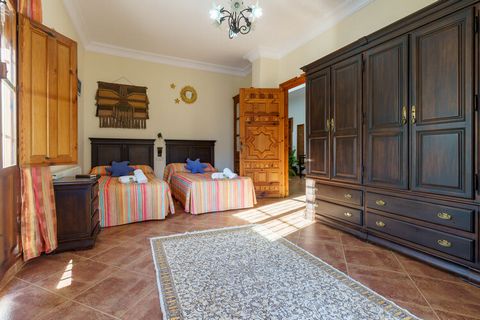 Willkommen im El Señorio de Alameda! Diese einzigartige Villa mit andalusischem Charakter bietet Platz für 12 Personen und eignet sich daher perfekt für Familientreffen oder Treffen mit Freunden an einem Ort, der bis ins Detail gepflegt wurde, damit ...