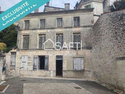 Située dans la charmante ville de Saint-Savinien (17350), cette maison offre un emplacement idéal pour profiter de tous les attraits de la région. Nichée dans un quartier calme non loin des bords de Charente, cette bâtisse bénéficie d'une proximité a...