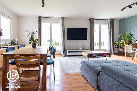 L'Agence le Réseau avec une commission fixe de 7 500€ vous propose à la vente cet appartement familial au calme de 99m2, au sein du domaine des Thermes entre la Seine et le Parc du Château de Saint-Germain en Laye, situé Quai Voltaire, avec cave et 2...