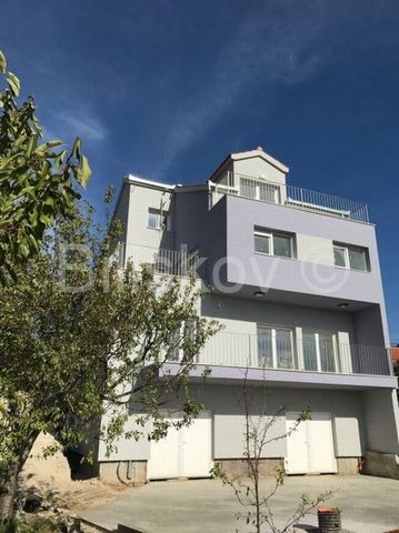 Solin, Mravinci for sale, office space 97 m2 and parking space 12.5 m2 The office space is located on the ground floor of the building, surface area 97 m2 with an associated parking space of 12.5 m2, total usable area 109.54 m2. The space is divided ...