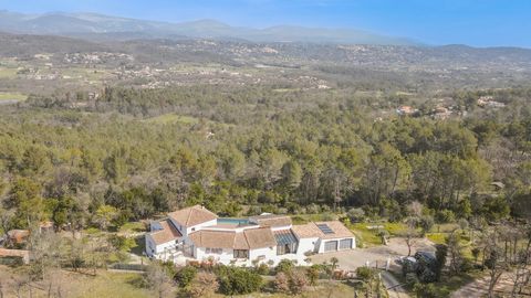 Just 5 minutes away from the renowned Terre Blanche golf course in Tourrettes, you'll find this beautifully renovated modern villa boasting panoramic views over the villages of Tourrettes and Fayence, with the mountains of the Pre-alpes in the backdr...
