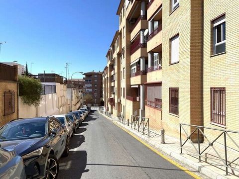 4 BEDROOM APARTMENT WITH GARAGE NEXT TO THE CLINICO-GRANADA HOSPITAL. Great apartment in an unbeatable area of Granada, next to the San Cecilio hospital and Seminario very close to the center. The home is ideal to update and convert into your new hom...