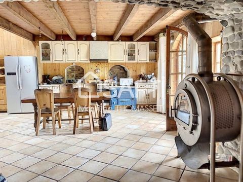 Come and discover these beautiful buildings in a green setting. First of all, the renovated farmhouse consisting of a house of approximately 170 m² including a large living room with semi-open kitchen, a living room with fireplace and wood stove whic...