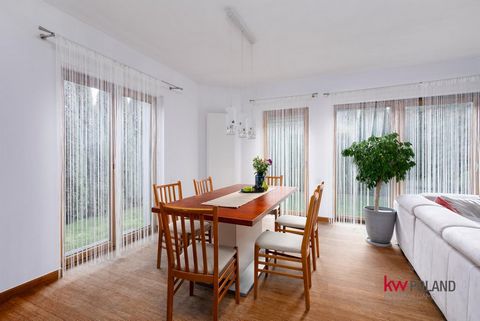 House in Kruszewnia near Poznań, Comfortable terraced house - outermost segment. The landscaped plot is surrounded by 5-meter thuja trees, which create an oasis of privacy and peace. Area: House: 193 m2 Plot: 376 m2 ARRANGEMENT: GROUND FLOOR: - large...
