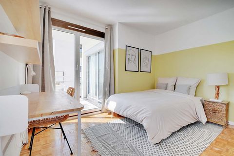 Welcome to Puteaux! This is where we suggest you take up residence, in a modernly decorated 13 m² room. Located in a large 100 m² flat, it includes a sleeping area, a desk and access to the balcony shared with the adjoining room. So what are you wait...