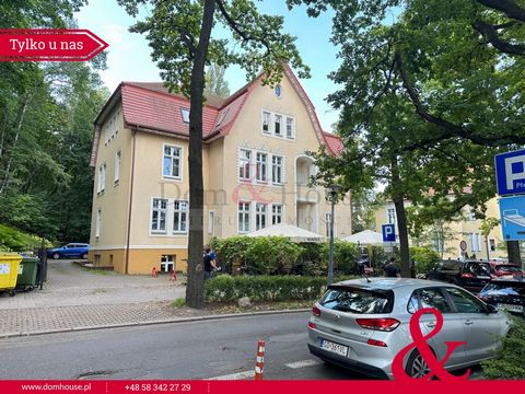 The property is located in a beautiful tenement house located in Gdańsk at Dębinki Street. The apartment has an area of 66.62 m2 with two large, walk-through rooms. The kitchen is in a separate room, the apartment includes a basement (13.54 m2) and a...