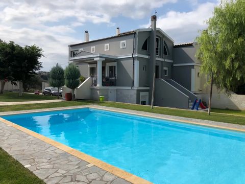 Within a plot of 1 acre land there’s - A garage with a 4 car capacity - outdoor storage room (25m2) - pool (6x11) - small outside bbq area - the main house (185m2) : 4 bedrooms 2 full bathrooms 1 wc 2 living rooms 1 kitchen 2 fireplaces 2 balconies -...