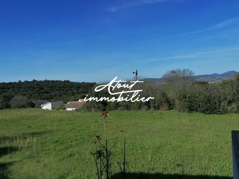 Magnificent building land overlooking Pouget of more than 4100 m2. Contact Nathalie (RSAC 792726010) for more information at ...