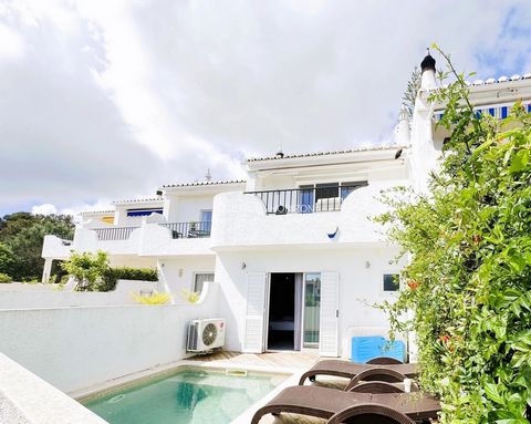 Welcome to this charming townhouse with sea views and a small pool in the picturesque coastal town of Praia da Luz in the Algarve. Situated in a quiet cul-de-sac, the house is not far from the centre and the beach, both are within walking distance. T...