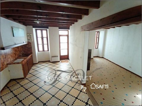 In the heart of La Réole, city of Art and History, close to shops and schools, discover this duplex town house. This consists on the ground floor of a bright living room of more than 30 m², a bathroom with separate WC and a small courtyard. A landing...
