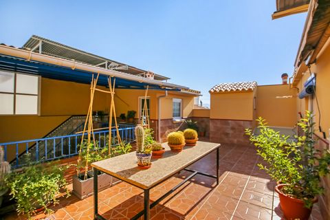This well located family townhouse situated in a quiet area with less traffic, features a private patio and terraces with surrounding town and countryside views. It is located in the historical town Álora, 30 minutes from Malaga. This property consis...