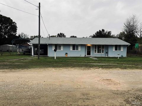 Quiet country living at its finest just 7 miles from Williston and 25 miles from Gainesville. Remodeled home with so many extra features. 3 bedroom 2 bath with den, laundry room, huge extra Master closet, heated and cooled enclosed patio. New impact ...