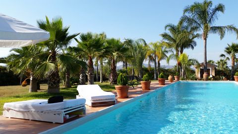 Really impressive villa located in one of the best residential areas of Alhaurin de la Torre, just 900 m from the prestigious LAURO GOLF . Built 6000 m2 plot. Built 320m2 (3 bedrooms and three bathrooms). 20x5m pool Garage integrated in the house for...