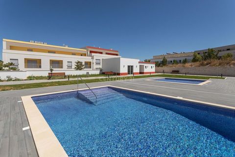 Ne manquez pas cette occasion unique d'acquérir un magnifique appartement de 2 chambres au premier étage, situé dans le prestigieux condominium de Colina da Boavista à Tavira. Que ce soit pour votre résidence principale ou pour des vacances, c'est le...