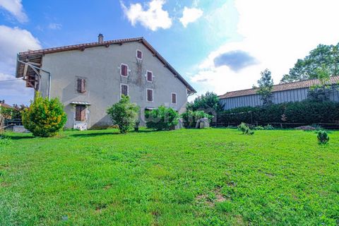 Réf 693JB : Prévessin-Moëns, ideal for investors, magnificent farmhouse to renovate set in 11,256m2 of land (3756m² with planning permission). A property consisting of a house to renovate on 3 floors of 480m2 with cellar, basement, barn and adjoining...