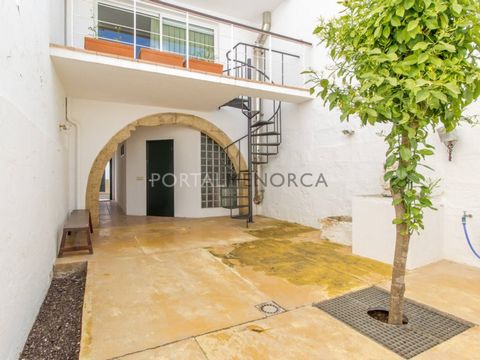 A unique house for sale in Sant Lluís. Discover this wonder right in the heart of one of the most sought after areas of Menorca. This is a typical renovated house with a special charm. It measures 171 m² and is divided into several spaces, on a plot ...