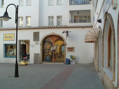 Bar à vendre à Moraira. Bar en foncionnement à vendre, complètement meublé. Il est situé en centre du village avec accès à terrasse. - Réduit de € 449.000.