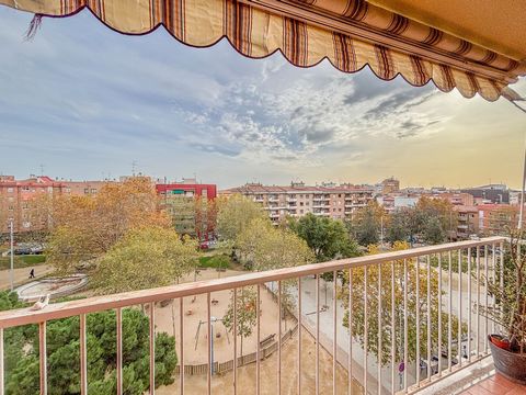 Imagina despertarte cada mañana con el sol entrando por las ventanas y disfrutando de tu café en un balcón con vistas despejadas. Este piso, todo exterior, está diseñado para aprovechar al máximo la luz natural y el espacio disponible, creando un amb...