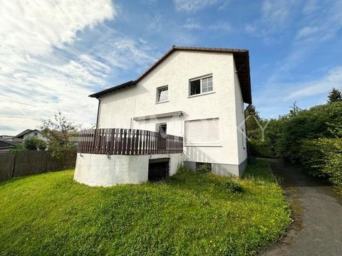 Diese attraktive Doppelhaushälfte im Erdgeschoss bietet eine großzügige Wohnfläche von 116m² und verfügt über einen eigenen Garten sowie eine Terrasse, die zum Entspannen und Genießen der Natur einladen. Das Objekt umfasst drei Zimmer: ein großes Woh...